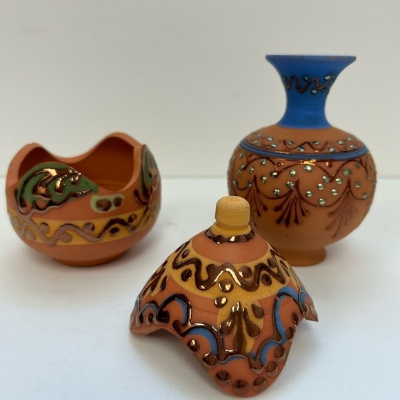Red Clay Pottery / Lidded Trinket /Oval Hand Painted /Matching Small Vase - Picture 6 of 10